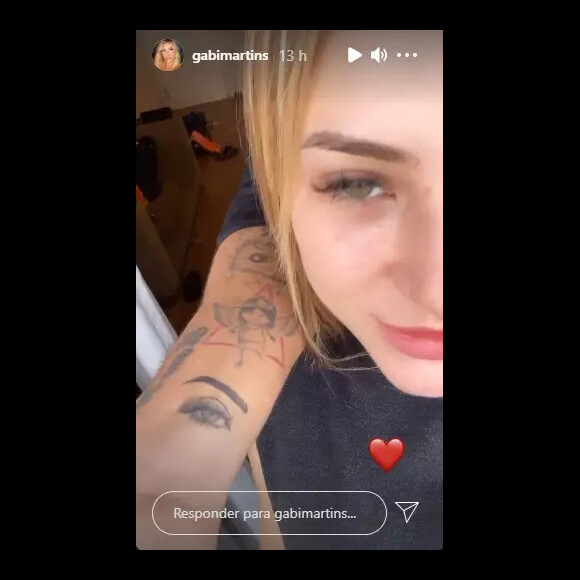 Tierry tatuou o olho da cantora Gabi Martins para eternizar seu amor