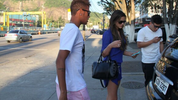 Neymar é visto no Rio com a namorada, Bruna Marquezine, após noitada com amigos