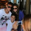 Neymar e Bruna Marquezine posam juntos com um fã