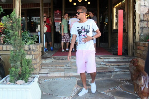 Neymar é clicado em restaurante da Barra da Tijuca, no Rio, em 10 de março de 2013
