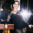 Juliette surge exuberante com vestido de grife italiana na Globo
