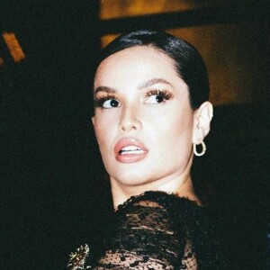 Juliette posou para foto com vestido da grife Dolce Gabbana