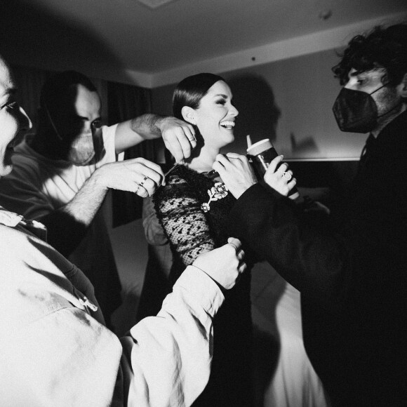 Juliette nos bastidores da Globo mantém um clima de descontração com sua equipe