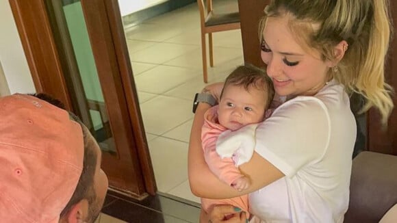 Virgínia Fonseca explica tamanho da filha com Zé Felipe após web se chocar: 'Calça está maior'