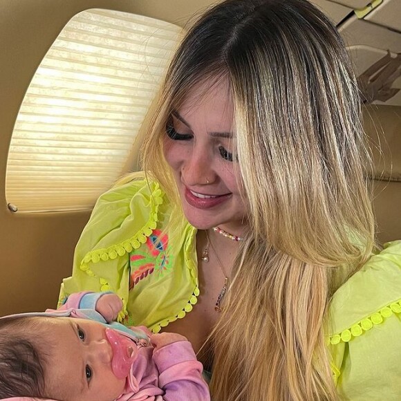 Virgínia Fonseca dança todas as manhãs com a filha de 2 meses com Zé Felipe, Maria Alice e nesta segunda-feira (16) seguidores se chocaram com crescimento da menina
