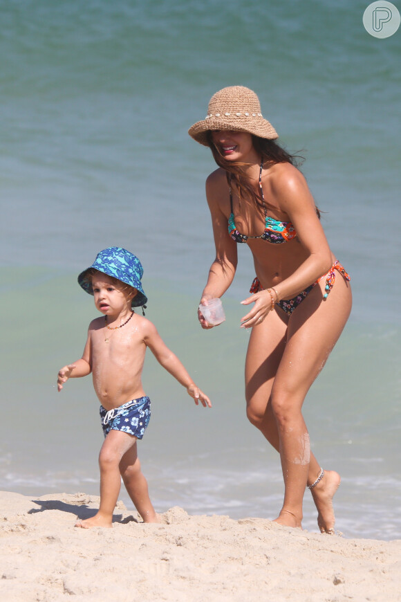 Isis Valverde brinca com o filho, Rael, em dia de praia no Rio de Janeiro