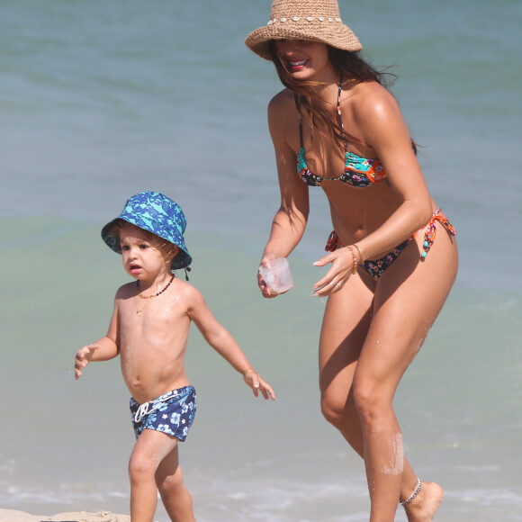 Isis Valverde brinca com o filho, Rael, em dia de praia no Rio de Janeiro