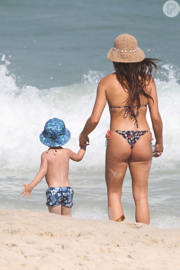 Isis Valverde levou o filho para se banhar no mar em dia de praia