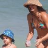 Isis Valverde combina chapéu com filho e usa biquíni invertido em dia de praia. Fotos!