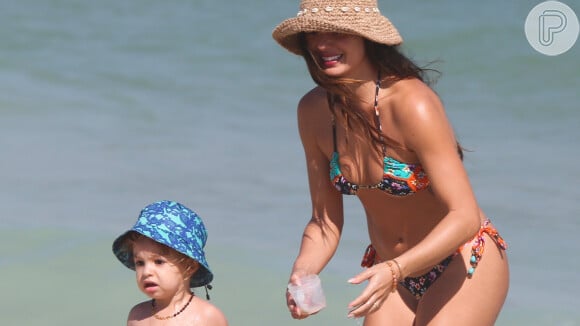 Isis Valverde combina chapéu com filho e usa biquíni invertido em dia de praia. Fotos!