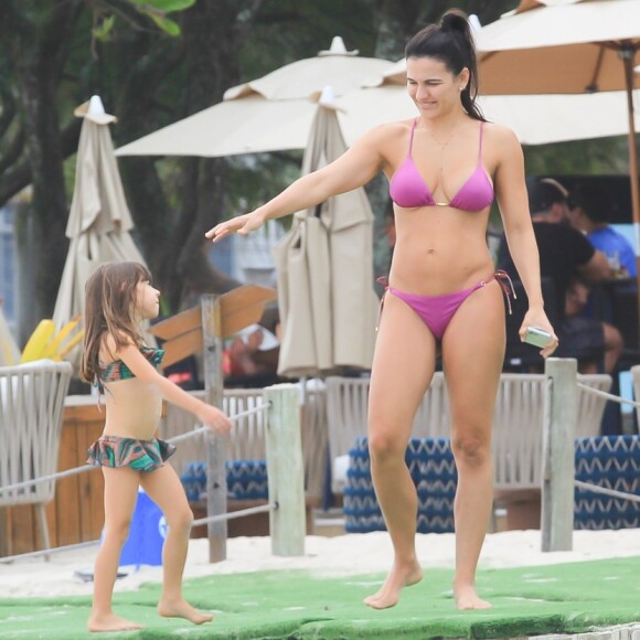 De biquíni, Kyra Gracie deixou corpo à mostra em dia de praia com a família