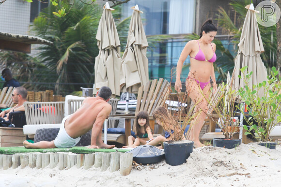 Kyra Gracie foi vista em praia do Rio com Malvino Salvador e filhas