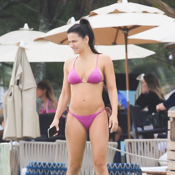 Corpo real de Kyra Gracie chamou atenção em praia