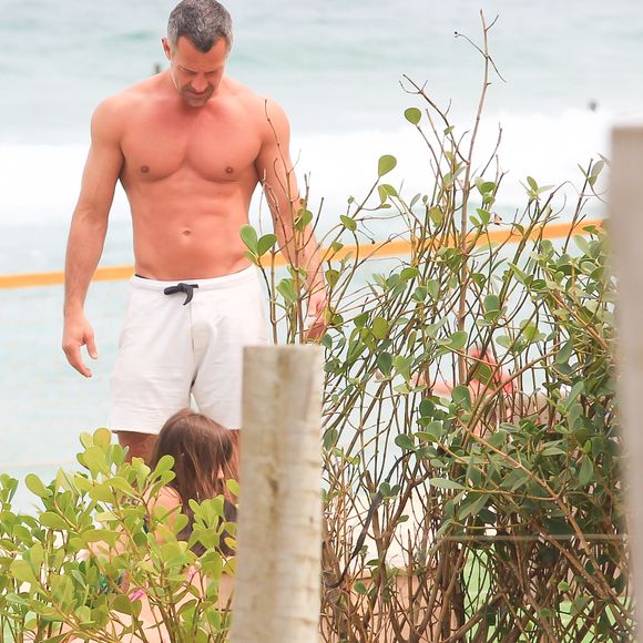 Malvino Salvador ostentou shape definido em praia com filha