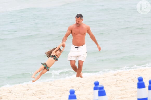 Malvino Salvador brincou com a filha na praia da Barra da Tijuca, Zona Oeste do Rio