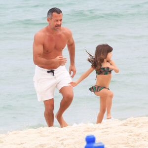 Malvino Salvador curtiu dia de praia com a filha