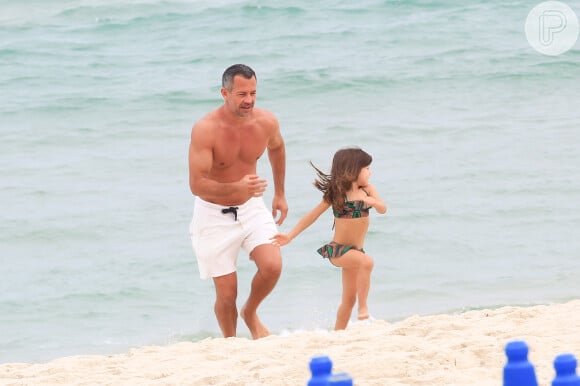 Malvino Salvador curtiu dia de praia com a filha