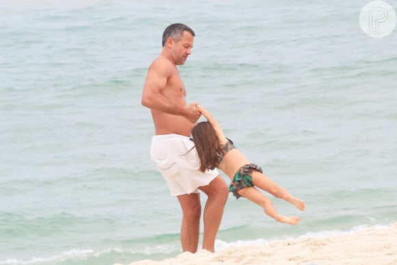 Malvino Salvador se divertiu com a filha em praia do RJ