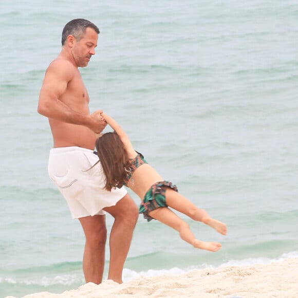 Malvino Salvador se divertiu com a filha em praia do RJ