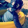 Filho de Sthefany Brito apareceu brincando na areia e em uma piscininha