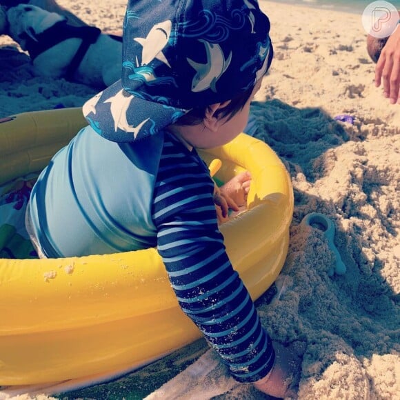 Filho de Sthefany Brito apareceu brincando na areia e em uma piscininha