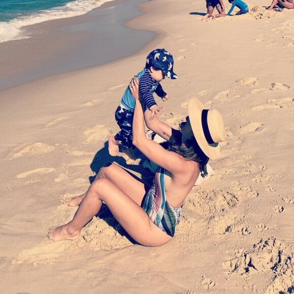 Sthefany Brito levou o filho, de 9 meses, para conhecer a praia