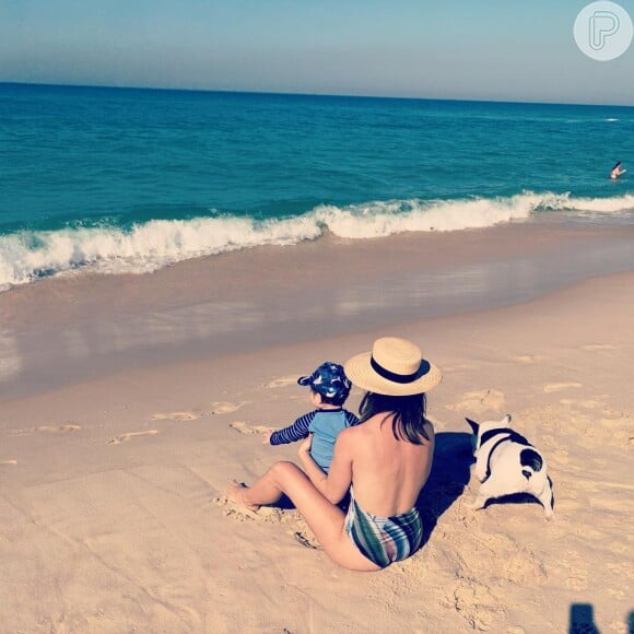Sthefany Brito mostrou o filho curtindo o dia na praia