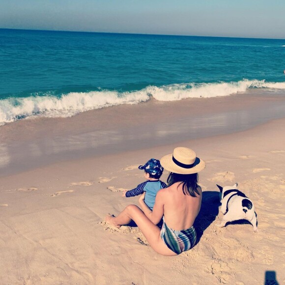 Sthefany Brito mostrou o filho curtindo o dia na praia