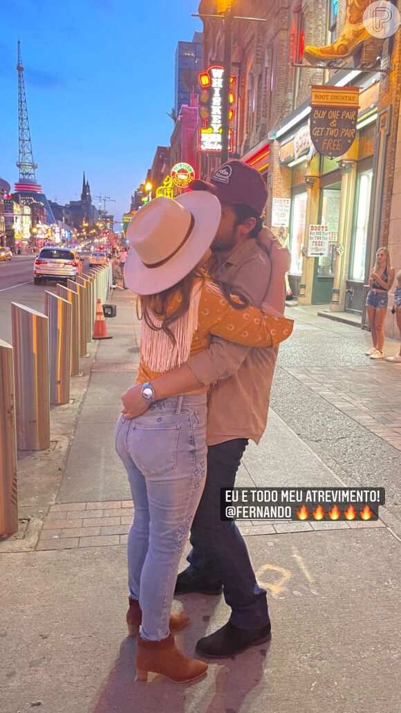 Maiara e Fernando Zor trocam beijos nas ruas dos Estados Unidos