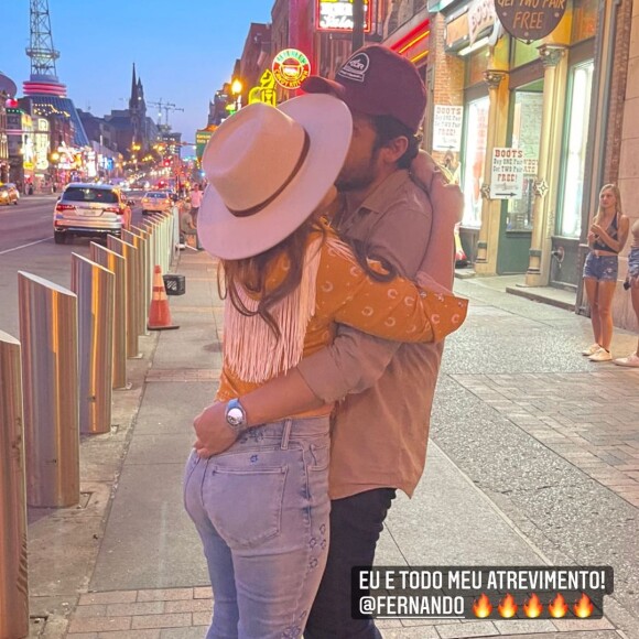 Maiara e Fernando Zor trocam beijos nas ruas dos Estados Unidos