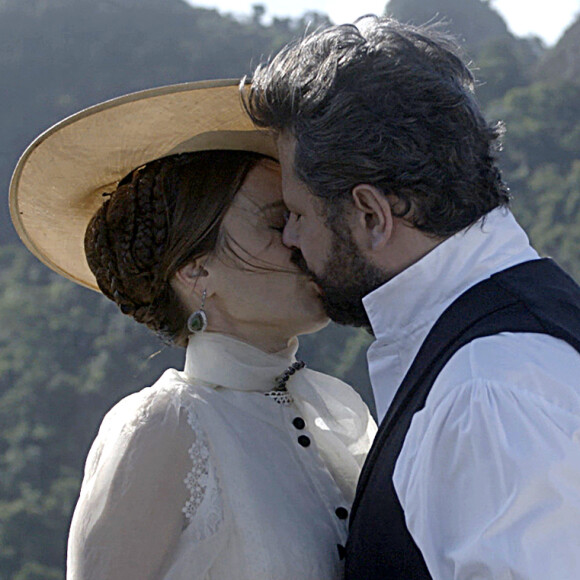 Foto: Na novela 'Nos Tempos do Imperador', Dom Pedro II (Selton Mello)  avisa Thereza (Letícia Sabatella) que Luísa (Mariana Ximenes) irá  acompanhar a família em viagem - Purepeople