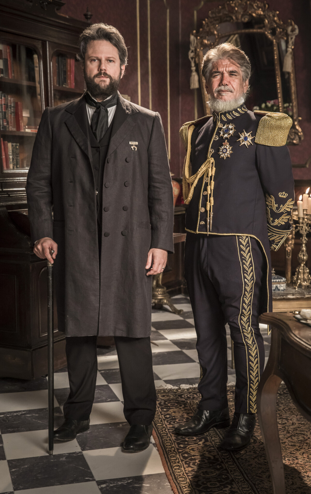 Foto: Na novela 'Nos Tempos do Imperador', Dom Pedro II (Selton Mello)  avisa Thereza (Letícia Sabatella) que Luísa (Mariana Ximenes) irá  acompanhar a família em viagem - Purepeople