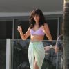 Bruna Marquezine surgiu de biquíni lilás e saída de praia verde