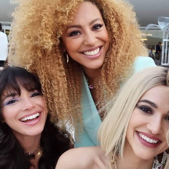 Bruna Marquezine, Manu Gavassi, Carol Castro e Sheron Menezzes posam juntas em bastidores de 'Maldivas'