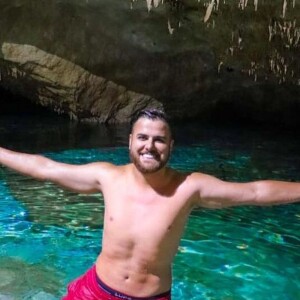 Zé Neto chamou a atenção da web novamente, após postar foto de bermuda marcando o corpo