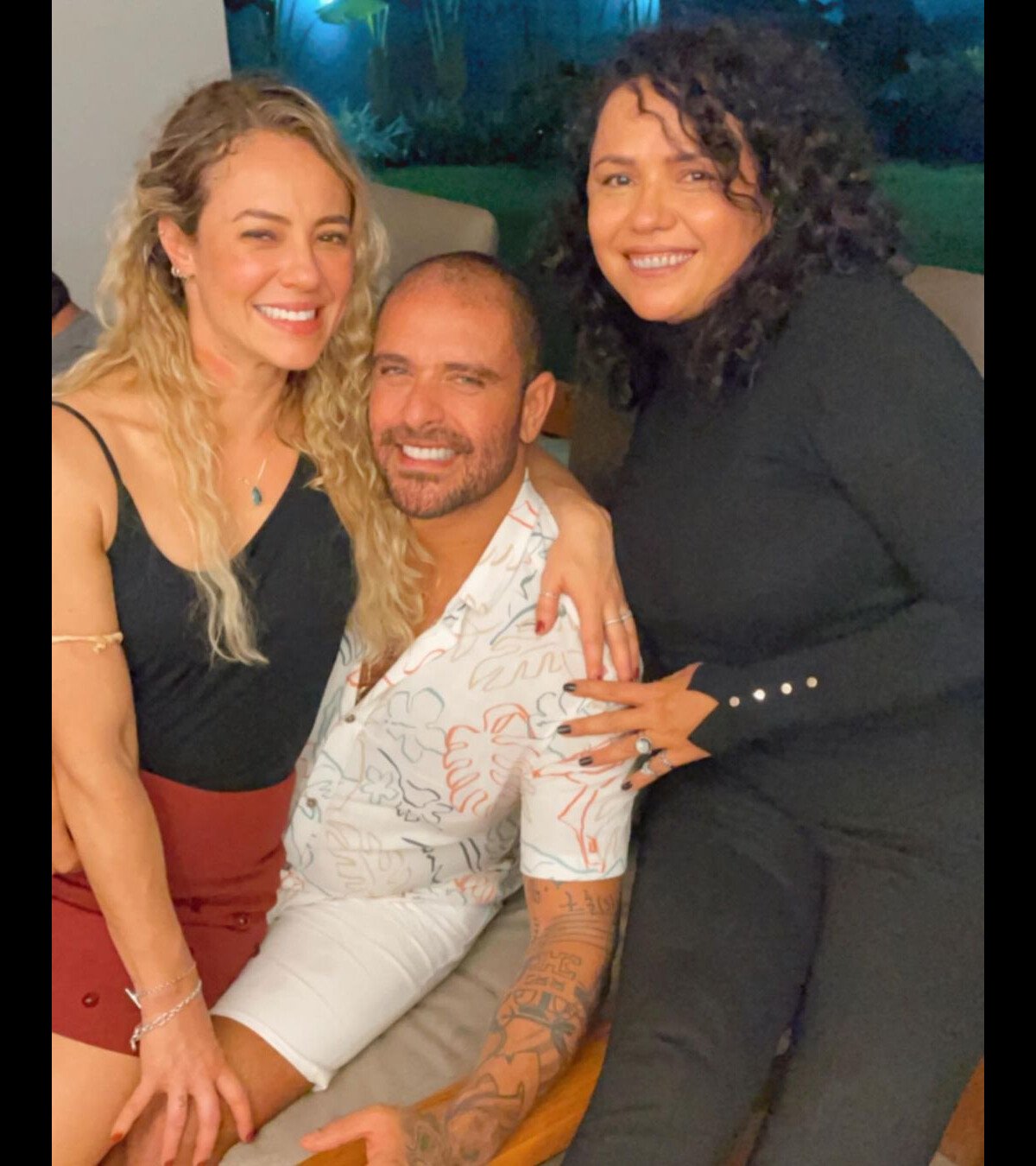 Foto: Paolla Oliveira apareceu sentada no colo de Diogo Nogueira em uma  foto postada por Dadá Coelho, com eles no clique - Purepeople