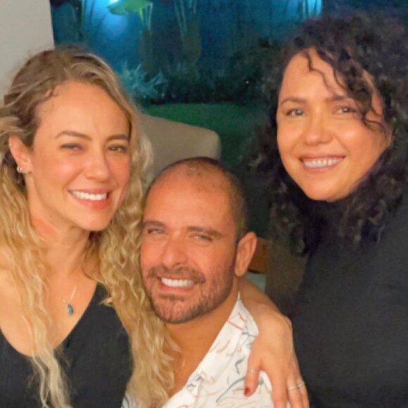 Paolla Oliveira apareceu sentada no colo de Diogo Nogueira em uma foto postada por Dadá Coelho, com eles no clique