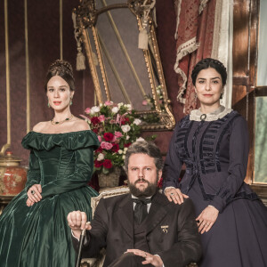 'Nos Tempos do Imperador': Pedro (Selton Mello) é amante de Luísa (Mariana Ximenes) e marido de Teresa (Letícia Sabatella)