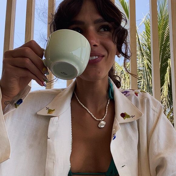 Bruna Marquezine e Ricky Tavares foram vistos juntos em um dos intervalos das gravações da série