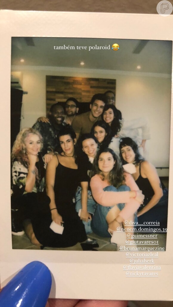 Foto de Bruna Marquezine e Ricky Tavares ao lado de amigos foi postada originalmente por colega de elenco dos dois