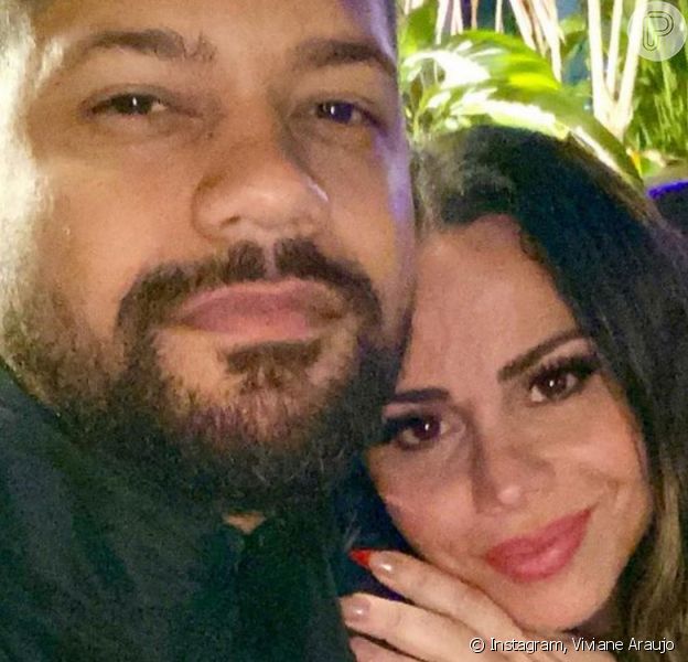 Viviane Araujo surgiu abraçada ao marido, Guilherme Militão, após casamento