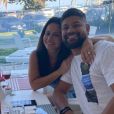 Viviane Araujo e o marido, Guilherme Militão, se encontram com casal de amigos em restaurante de hotel