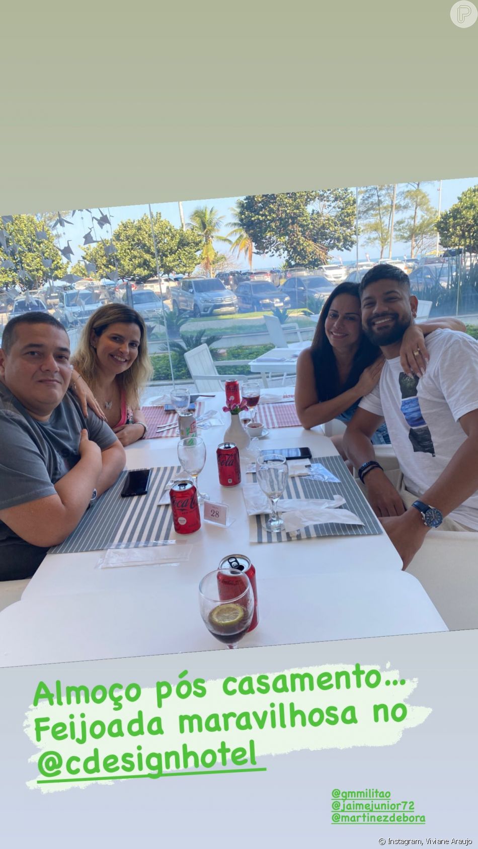 Viviane Araujo e o marido, Guilherme Militão, se encontram com casal de amigos em restaurante de hotel
