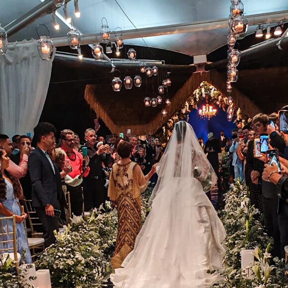 Viviane Araujo usou vestido com transparência e bordados para casamento com Guilherme Militão