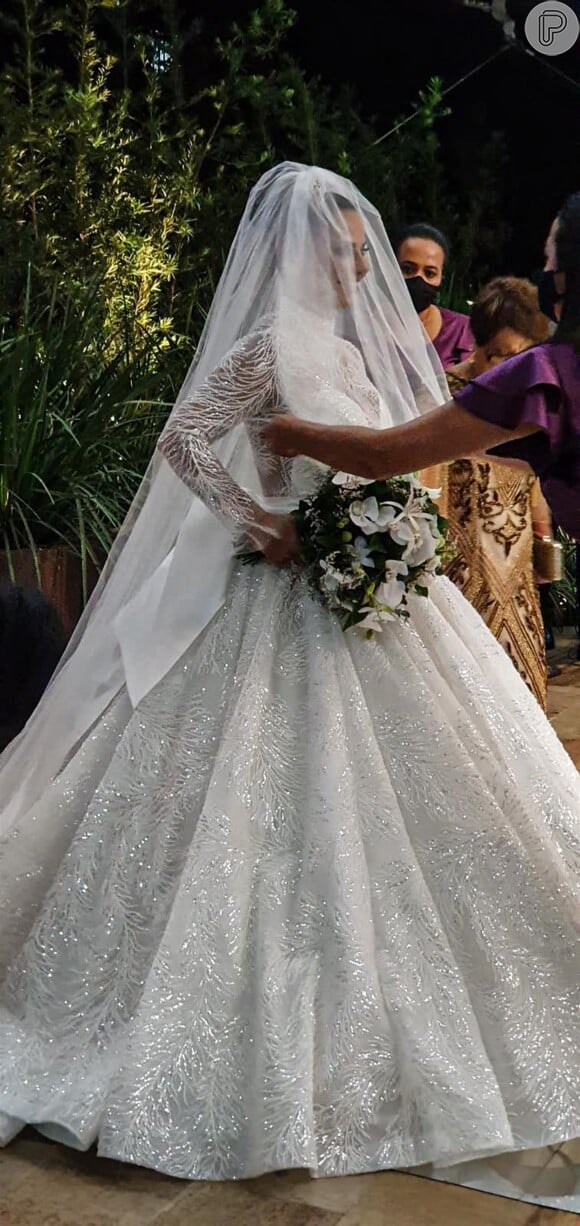 Viviane Araujo usou vestido com pedrarias no casamento com Guilherme Militão