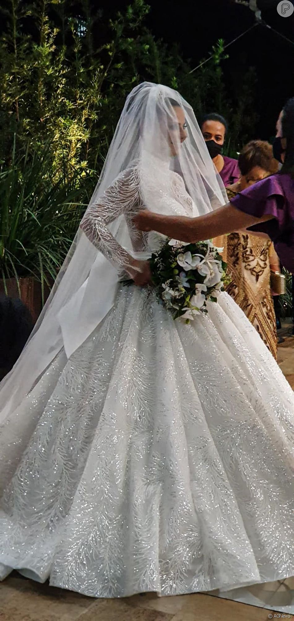 Viviane Araujo usou vestido com pedrarias no casamento com Guilherme Militão