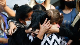 Neta e nora de Roberto Carlos são consoladas em velório de Dudu Braga, filho do cantor, em SP