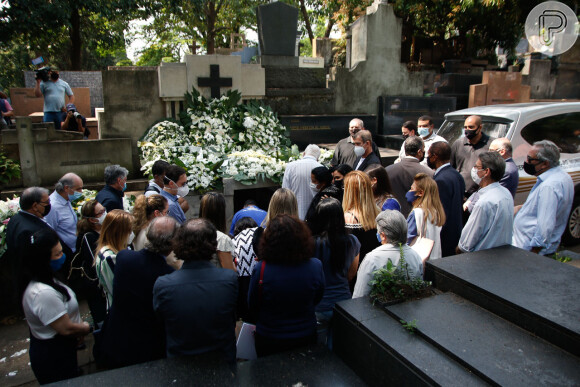 Filho de Roberto Carlos, Dudu Braga foi sepultado em cemitério de SP. Cantor esteve só no velório do produtor