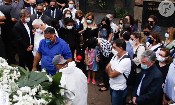Neta de Roberto Carlos, Laura compareceu ao enterro do pai, Dudu Braga, morto aos 52 anos