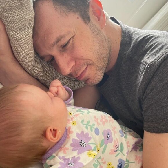 Tiago Leifert reagiu animado à uma foto da filha, Lua